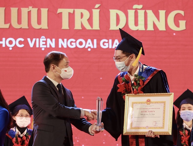 Hà Nội: Tuyên dương 90 thủ khoa tốt nghiệp xuất sắc đại học, học viện - 4