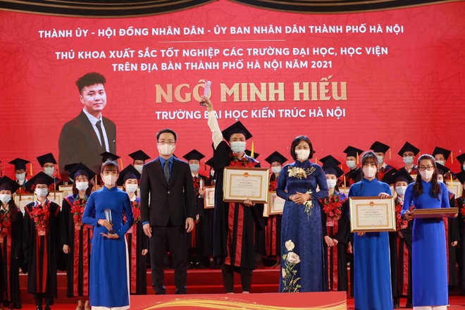 Hà Nội: Tuyên dương 90 thủ khoa tốt nghiệp xuất sắc đại học, học viện - 5