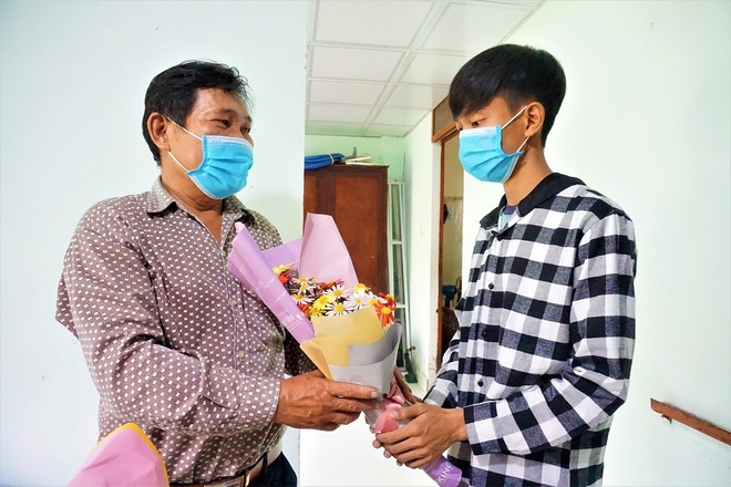 Người thầy tay ngang của những học viên nói chuyện bằng ngón tay - 9 Người thầy tay ngang của những học viên nói chuyện bằng ngón tay - 9