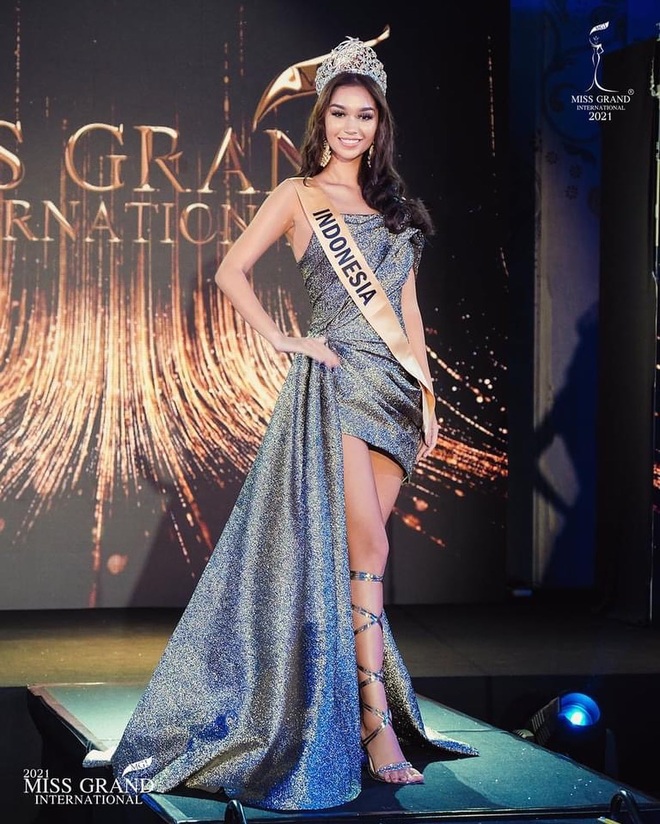 Thùy Tiên gợi cảm, đọ khả năng catwalk tại Hoa hậu Hòa bình Thế giới 2021 - 7