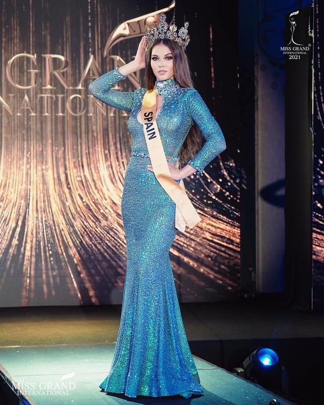 Thùy Tiên gợi cảm, đọ khả năng catwalk tại Hoa hậu Hòa bình Thế giới 2021 - 6