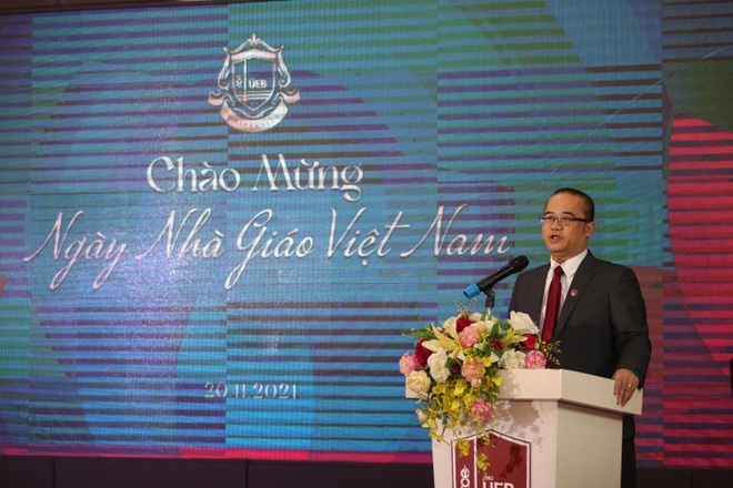 Danh thủ Hùng Dũng, hoa khôi bóng chuyền Thu Hoài tri ân thầy cô - 2 Danh thủ Hùng Dũng, hoa khôi bóng chuyền Thu Hoài tri ân thầy cô - 2