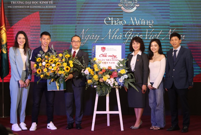Danh thủ Hùng Dũng, hoa khôi bóng chuyền Thu Hoài tri ân thầy cô - 3 Danh thủ Hùng Dũng, hoa khôi bóng chuyền Thu Hoài tri ân thầy cô - 3
