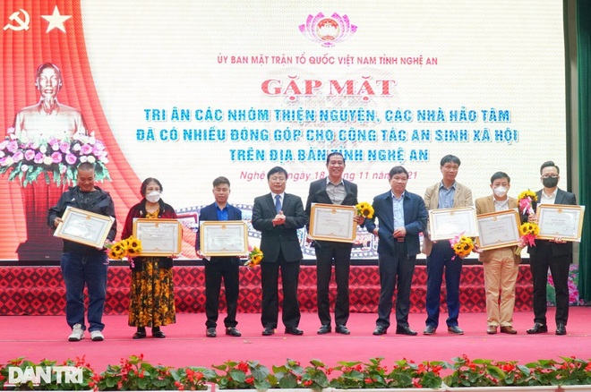Phóng viên Dân trí được tặng Bằng khen về hoạt động nhân ái, an sinh xã hội - 1 Phóng viên Dân trí được tặng Bằng khen về hoạt động nhân ái, an sinh xã hội - 1