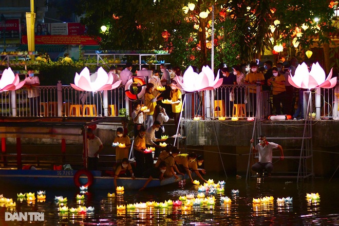 Xin thắp nén tâm hương và ngọn nến ấm áp tưởng nhớ đến đồng bào đã mất - 4 Xin thắp nén tâm hương và ngọn nến ấm áp tưởng nhớ đến đồng bào đã mất - 4