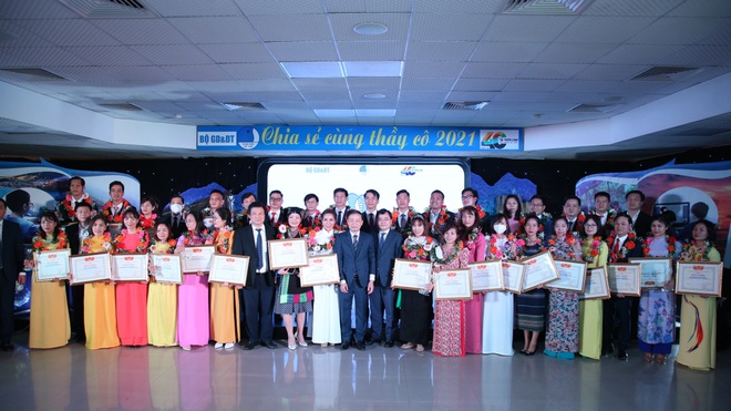 Tuyên dương 50 tấm gương giáo viên tiêu biểu vượt khó khăn dịch bệnh - 1 Tuyên dương 50 tấm gương giáo viên tiêu biểu vượt khó khăn dịch bệnh - 1