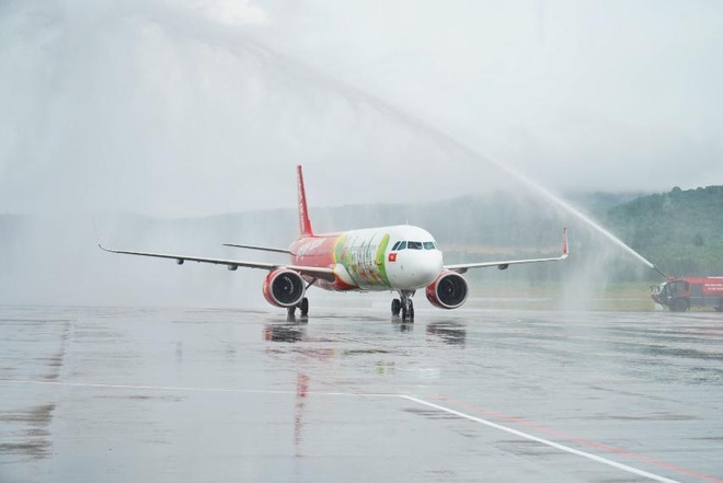 Chuyến bay chở du khách quốc tế đầu tiên đến Phú Quốc sau 2 năm đóng băng - 1
