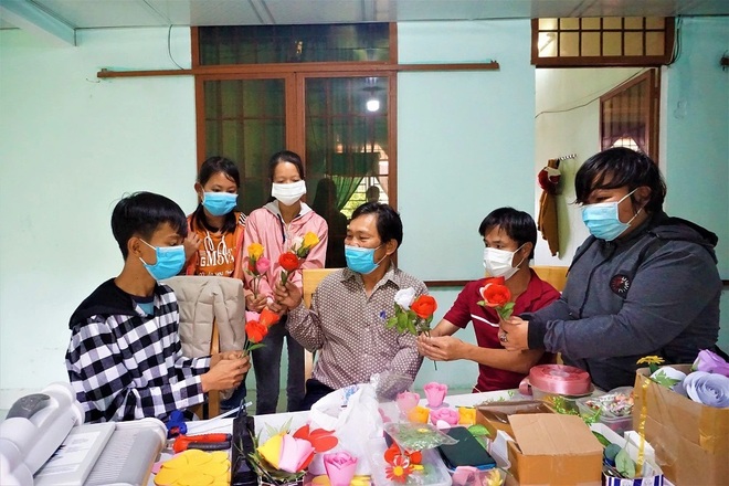 Người thầy tay ngang của những học viên nói chuyện bằng ngón tay - 11 Người thầy tay ngang của những học viên nói chuyện bằng ngón tay - 11