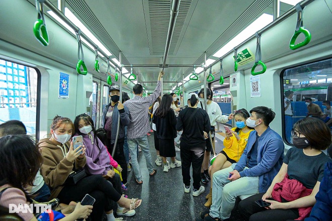 Choáng cảnh chen chân trên tàu Cát Linh - Hà Đông trong ngày cuối miễn phí - 6 Choáng cảnh chen chân trên tàu Cát Linh - Hà Đông trong ngày cuối miễn phí - 6