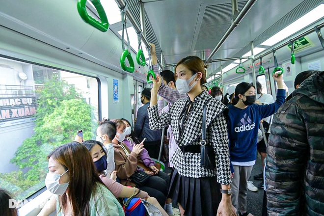 Choáng cảnh chen chân trên tàu Cát Linh - Hà Đông trong ngày cuối miễn phí - 5 Choáng cảnh chen chân trên tàu Cát Linh - Hà Đông trong ngày cuối miễn phí - 5