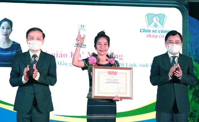 Tuyên dương 50 tấm gương giáo viên tiêu biểu vượt khó khăn dịch bệnh - 3 Tuyên dương 50 tấm gương giáo viên tiêu biểu vượt khó khăn dịch bệnh - 3