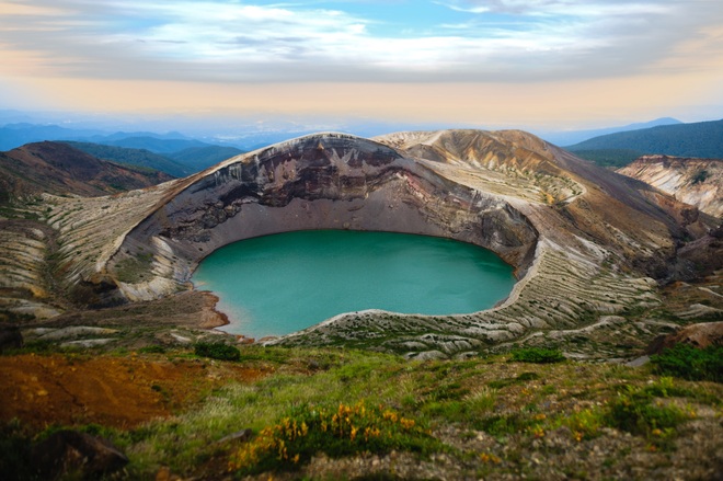 Hồ ngũ sắc được ví như nồi nấu ăn nằm trong miệng núi lửa Nhật Bản - 1