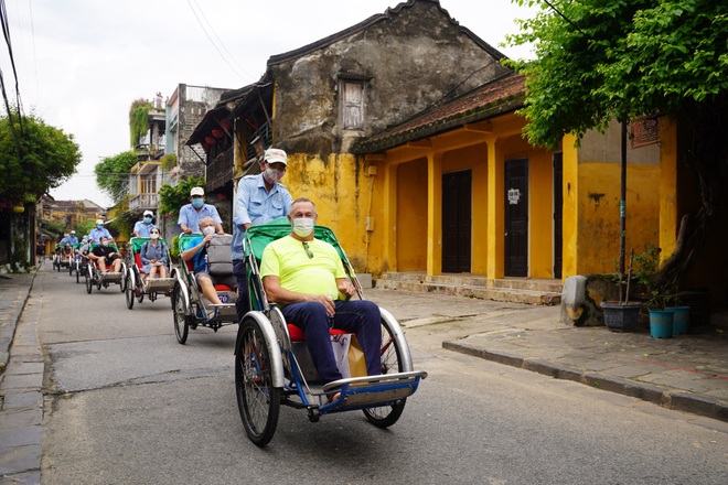 Đoàn khách nước ngoài đầu tiên tham quan Hội An sau 2 năm đóng băng - 8 Đoàn khách nước ngoài đầu tiên tham quan Hội An sau 2 năm đóng băng - 8