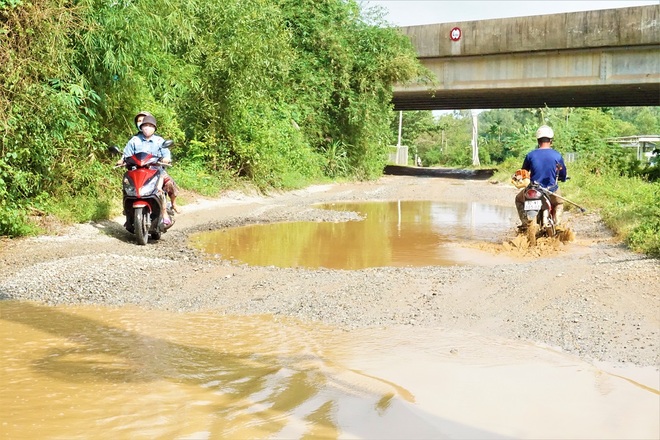 Người dân đánh võng trên con đường nát như tương - 9 Người dân đánh võng trên con đường nát như tương - 9