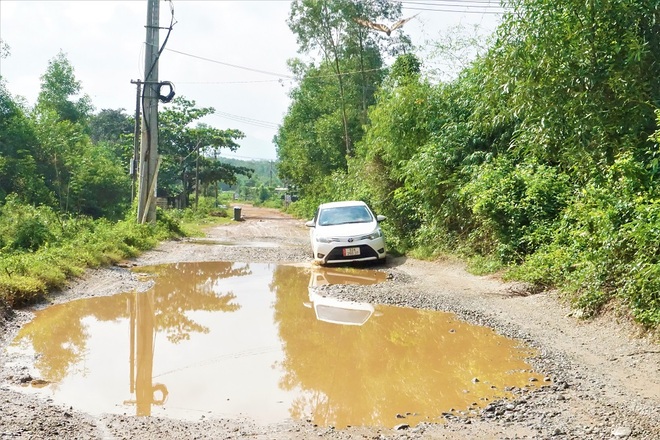 Người dân đánh võng trên con đường nát như tương - 10 Người dân đánh võng trên con đường nát như tương - 10