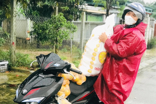 Bạn trẻ Quảng Nam đội mưa giúp tiêu thụ cam cho đồng bào vùng biên - 3 Bạn trẻ Quảng Nam đội mưa giúp tiêu thụ cam cho đồng bào vùng biên - 3