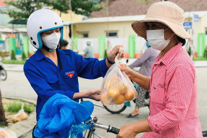 Bạn trẻ Quảng Nam đội mưa giúp tiêu thụ cam cho đồng bào vùng biên - 4 Bạn trẻ Quảng Nam đội mưa giúp tiêu thụ cam cho đồng bào vùng biên - 4