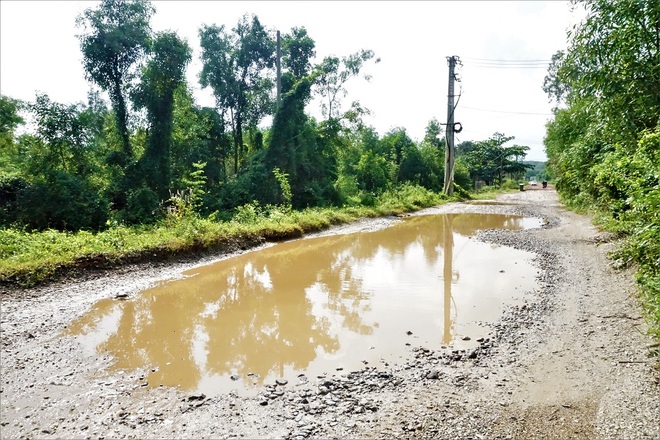 Người dân đánh võng trên con đường nát như tương - 3 Người dân đánh võng trên con đường nát như tương - 3