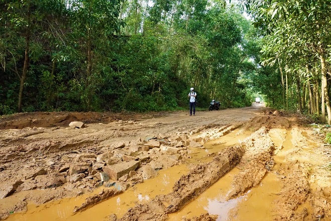 Người dân đánh võng trên con đường nát như tương - 5 Người dân đánh võng trên con đường nát như tương - 5