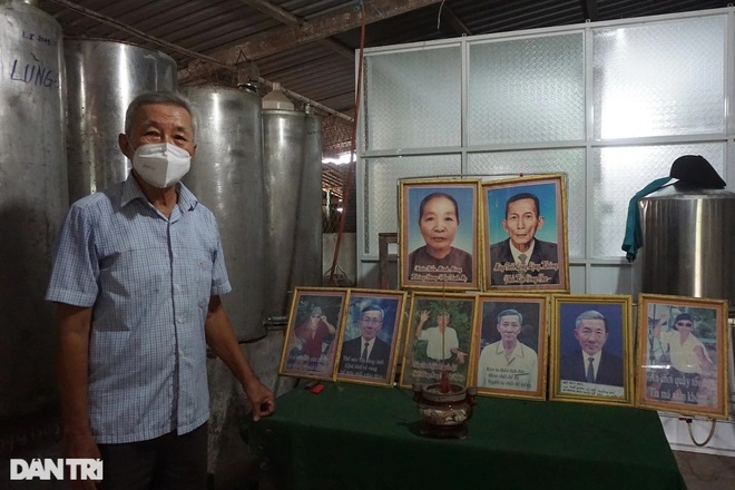 Người đàn ông ở miền Tây lập bàn thờ chính mình và những status bá đạo - 1 Người đàn ông ở miền Tây lập bàn thờ chính mình và những status bá đạo - 1