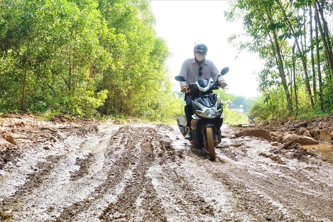 Người dân đánh võng trên con đường nát như tương - 6 Người dân đánh võng trên con đường nát như tương - 6