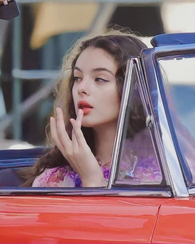 Mê mẩn nhan sắc tuổi 17 của con gái biểu tượng sắc đẹp Monica Bellucci - 12 Mê mẩn nhan sắc tuổi 17 của con gái biểu tượng sắc đẹp Monica Bellucci - 12