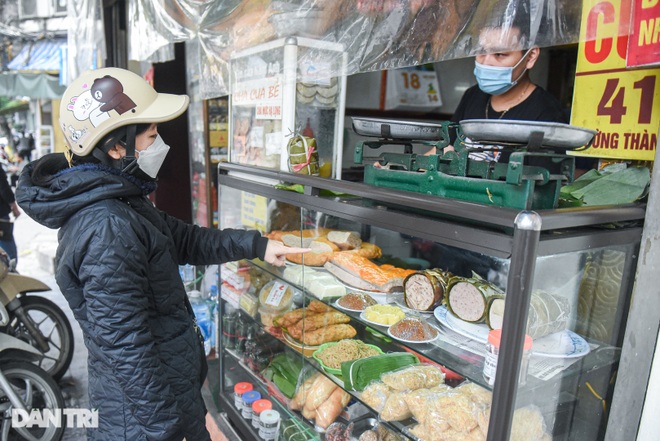 The most crowded spring rolls in Hanoi 70 years old using a plate scale... torn hundreds of years old - 10