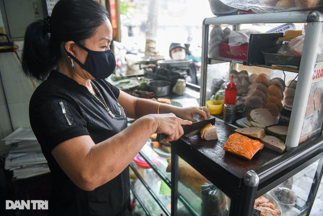 The most crowded spring rolls in Hanoi 70 years old using a scale... torn hundred years old - 5