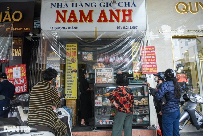 The most crowded spring rolls in Hanoi 70 years old using a scale... torn hundred years old - 11