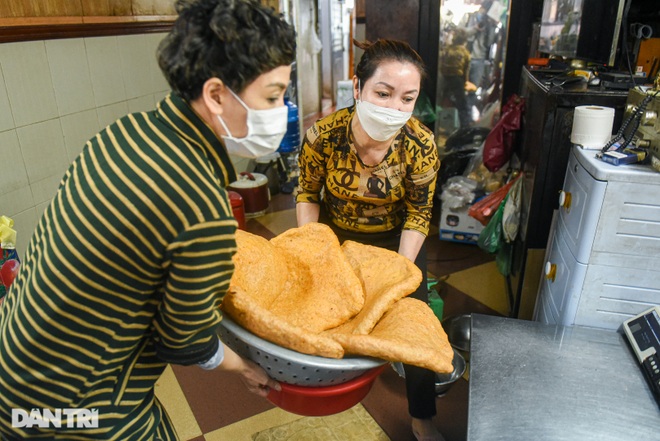 Hanoi's largest sausage shop for 70 years using a scale... torn hundred years old - 3