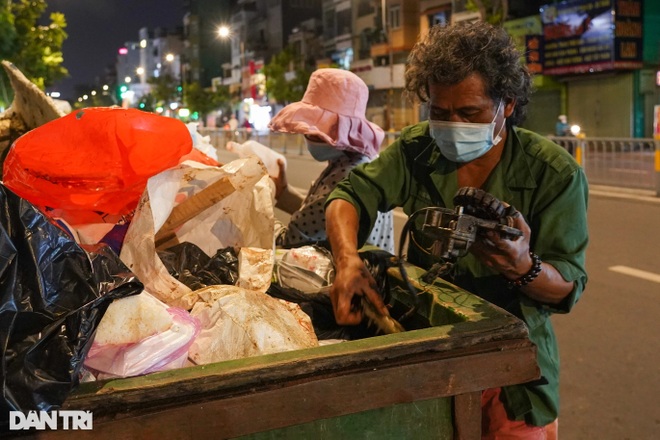 Hai vợ chồng già cùng 3 chú chó sống lang thang, lượm ve chai mưu sinh - 2 Hai vợ chồng già cùng 3 chú chó sống lang thang, lượm ve chai mưu sinh - 2