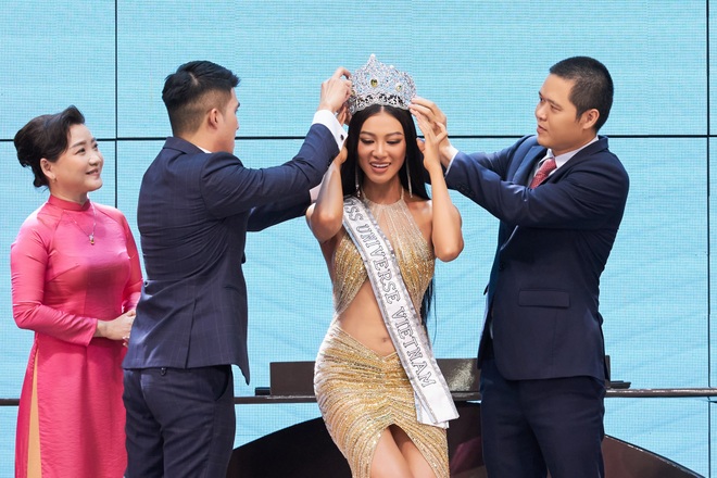 Á hậu Việt đầu tiên trong lịch sử được trao vương miện thi Hoa hậu Hoàn vũ - 2 Á hậu Việt đầu tiên trong lịch sử được trao vương miện thi Hoa hậu Hoàn vũ - 2