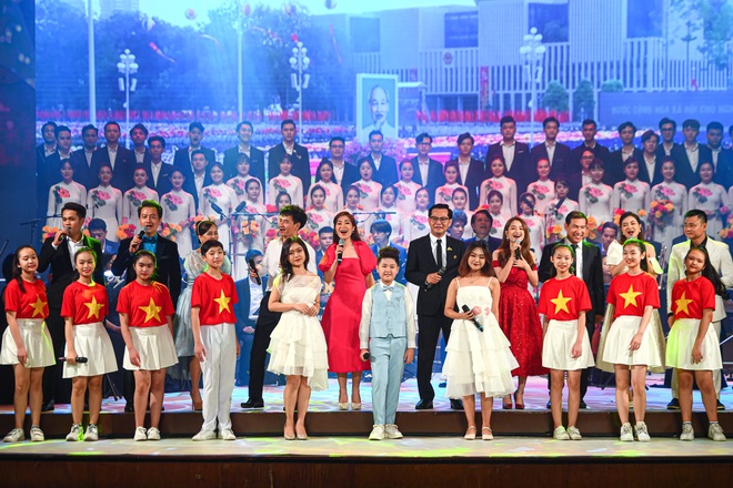Tự hào chương trình nghệ thuật Niềm tin và khát vọng - 9 Tự hào chương trình nghệ thuật Niềm tin và khát vọng - 9