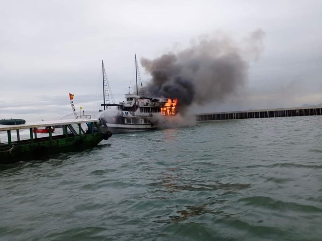 Hai tàu du lịch cháy dữ dội trên biển Hạ Long - 1