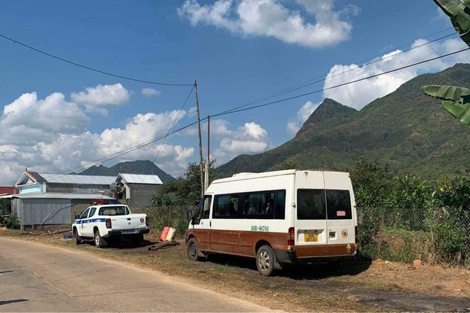 Xe đưa đón học sinh rơi cửa, 4 em văng ra ngoài, một em tử vong - 1 Xe đưa đón học sinh rơi cửa, 4 em văng ra ngoài, một em tử vong - 1