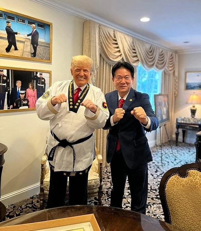 Ông Trump mặc võ phục Taekwondo nhận đai đen cấp cao nhất - 1 Ông Trump mặc võ phục Taekwondo nhận đai đen cấp cao nhất - 1