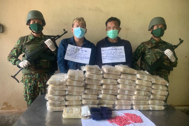 Bắt giữ 2 người Lào chuyển hơn 300.000 viên ma túy qua biên giới Việt Nam