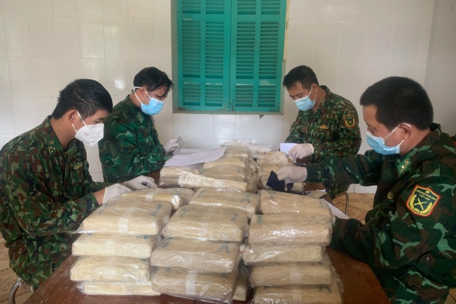 Bắt giữ 2 người Lào chuyển hơn 300.000 viên ma túy qua biên giới Việt Nam - 2