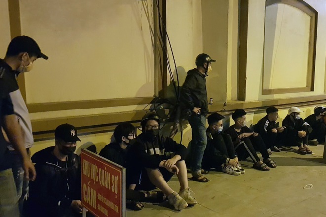Hơn 40 quái xế độ tuổi học sinh náo loạn đường phố Hà Nội - 3