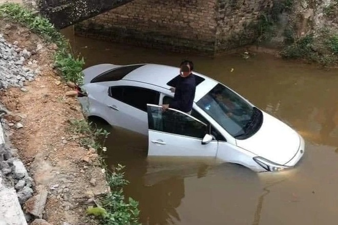 Ô tô ôm cua cực gắt, lao thẳng xuống sông đầy khó hiểu - 1