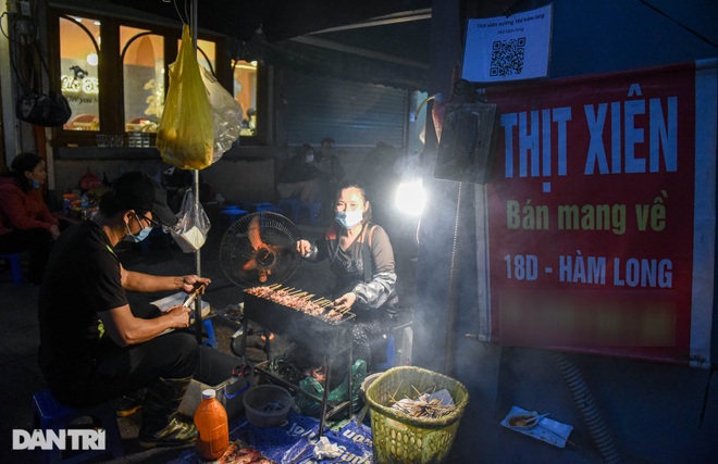 Quán thịt xiên chờ ở Hà Nội: Giá ngang cốc trà đá, ngày 1000 xiên bay vèo - 3