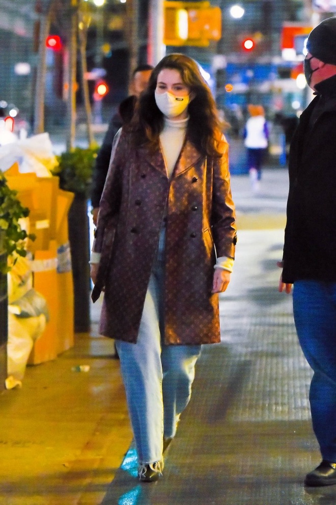 Học Selena Gomez diện đồ cực chất với áo len cổ lọ trong ngày chuyển gió - 3