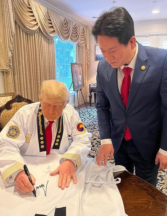 Ông Trump mặc võ phục Taekwondo nhận đai đen cấp cao nhất - 2 Ông Trump mặc võ phục Taekwondo nhận đai đen cấp cao nhất - 2