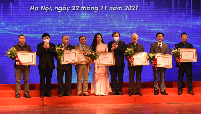 Nhà thơ Hữu Thỉnh được tặng thưởng mức A của Ban Bí thư Trung ương Đảng - 2 Nhà thơ Hữu Thỉnh được tặng thưởng mức A của Ban Bí thư Trung ương Đảng - 2