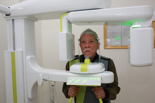 Kỳ tích: Cụ ông 94 tuổi cấy ghép implant toàn hàm thành công - 2 Kỳ tích: Cụ ông 94 tuổi cấy ghép implant toàn hàm thành công - 2