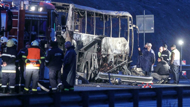 Xe buýt bốc cháy dữ dội, 45 người chết ở Bulgaria - 1