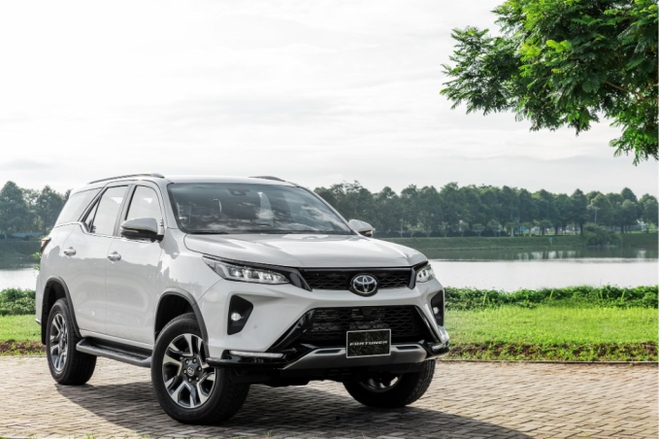 Người mua xe Toyota tăng mạnh nhờ mức ưu đãi trước bạ hấp dẫn - 1