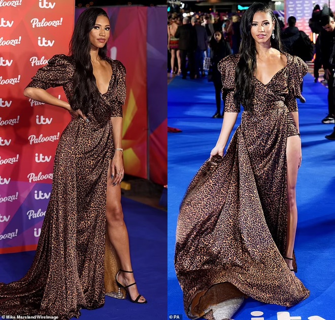 Choáng với váy xuyên thấu xẻ cao của người đẹp Anh Charlotte Dawson - 7 Choáng với váy xuyên thấu xẻ cao của người đẹp Anh Charlotte Dawson - 7