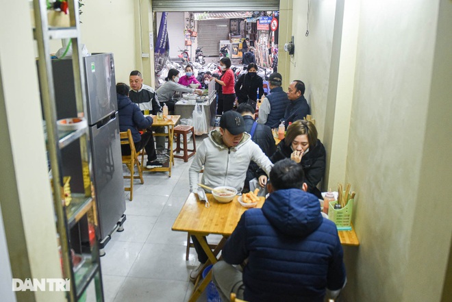 Phở gánh Hàng Chiếu bán ban ngày, khách tiếc nuối biểu tượng ăn đêm Hà Nội - 5 Phở gánh Hàng Chiếu bán ban ngày, khách tiếc nuối biểu tượng ăn đêm Hà Nội - 5