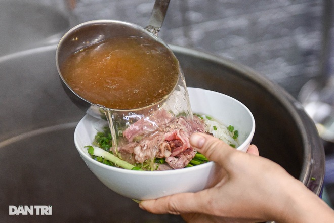 Phở gánh Hàng Chiếu bán ban ngày, khách tiếc nuối biểu tượng ăn đêm Hà Nội - 7 Phở gánh Hàng Chiếu bán ban ngày, khách tiếc nuối biểu tượng ăn đêm Hà Nội - 7